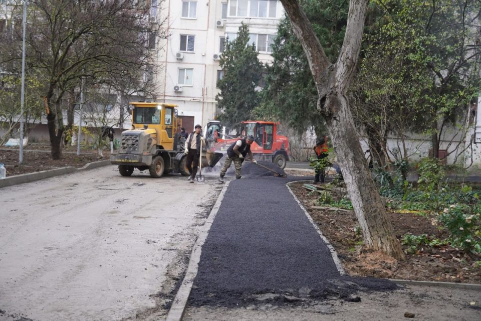 Глава администрации Олег Каторгин провел выездную встречу с активистами дома №16 по ул. Генерала Петрова. В этом дворе силами подрядной организации «СУ №7» ведется благоустройство Глава администрации Олег Каторгин провел выездную встречу с активистами дома №16 по ул. Генерала Петрова. В этом дворе силами подрядной организации «СУ №7» ведется благоустройство