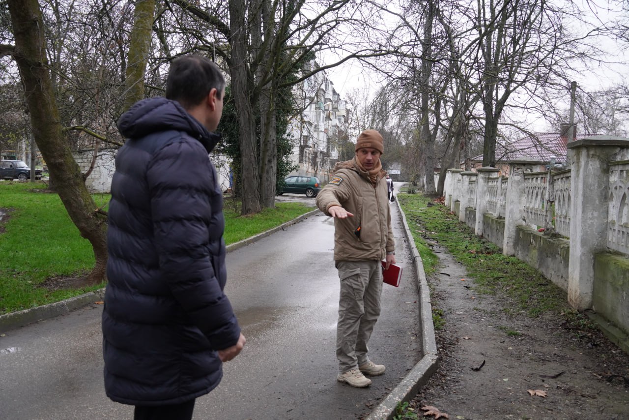 Глава администрации Керчи Олег Каторгин совместно с представителями подрядной организации Керчи, выполняющей работы по укладке плитки вдоль улиц Козлова и Пролетарской, с выездом на место обсудили вопрос комплексного... Глава администрации Керчи Олег Каторгин совместно с представителями подрядной организации Керчи, выполняющей работы по укладке плитки вдоль улиц Козлова и Пролетарской, с выездом на место обсудили вопрос комплексного...