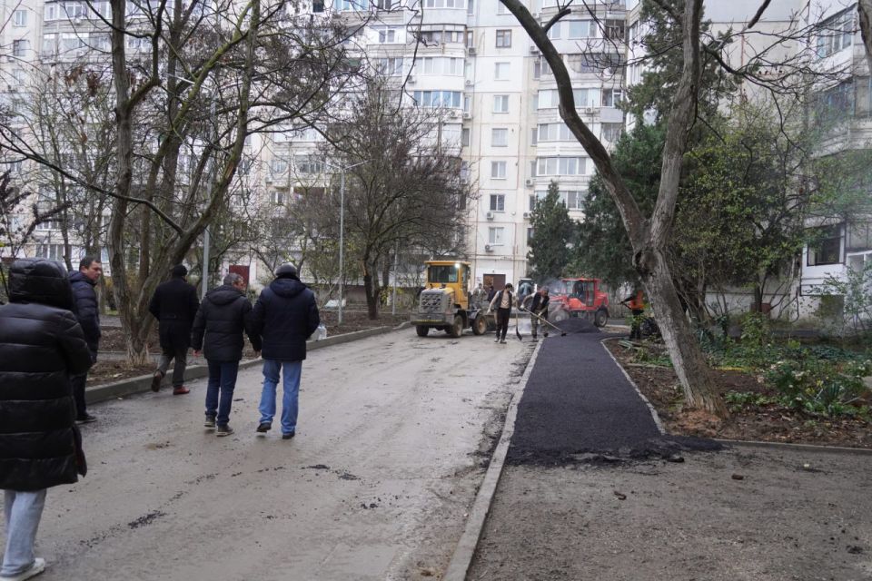 Глава администрации Олег Каторгин провел выездную встречу с активистами дома №16 по ул. Генерала Петрова. В этом дворе силами подрядной организации «СУ №7» ведется благоустройство Глава администрации Олег Каторгин провел выездную встречу с активистами дома №16 по ул. Генерала Петрова. В этом дворе силами подрядной организации «СУ №7» ведется благоустройство