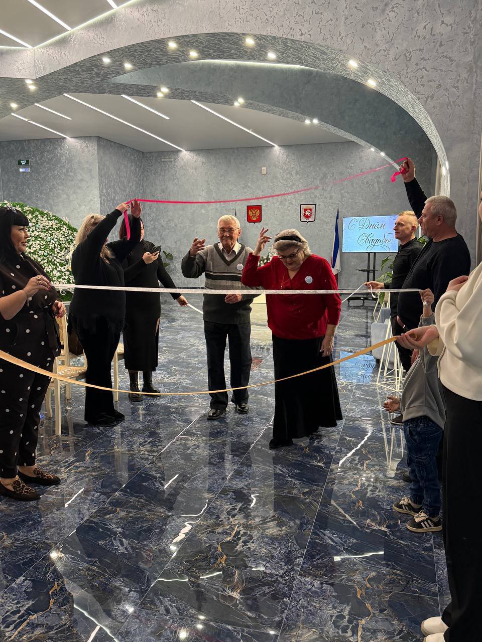 Отдел ЗАГС города Симферополя с теплотой и гордостью чествовал юбиляров семейной жизни – Леонида Николаевича и Валентину Владимировну Дроздовых, отметивших 55 лет совместного пути Отдел ЗАГС города Симферополя с теплотой и гордостью чествовал юбиляров семейной жизни – Леонида Николаевича и Валентину Владимировну Дроздовых, отметивших 55 лет совместного пути