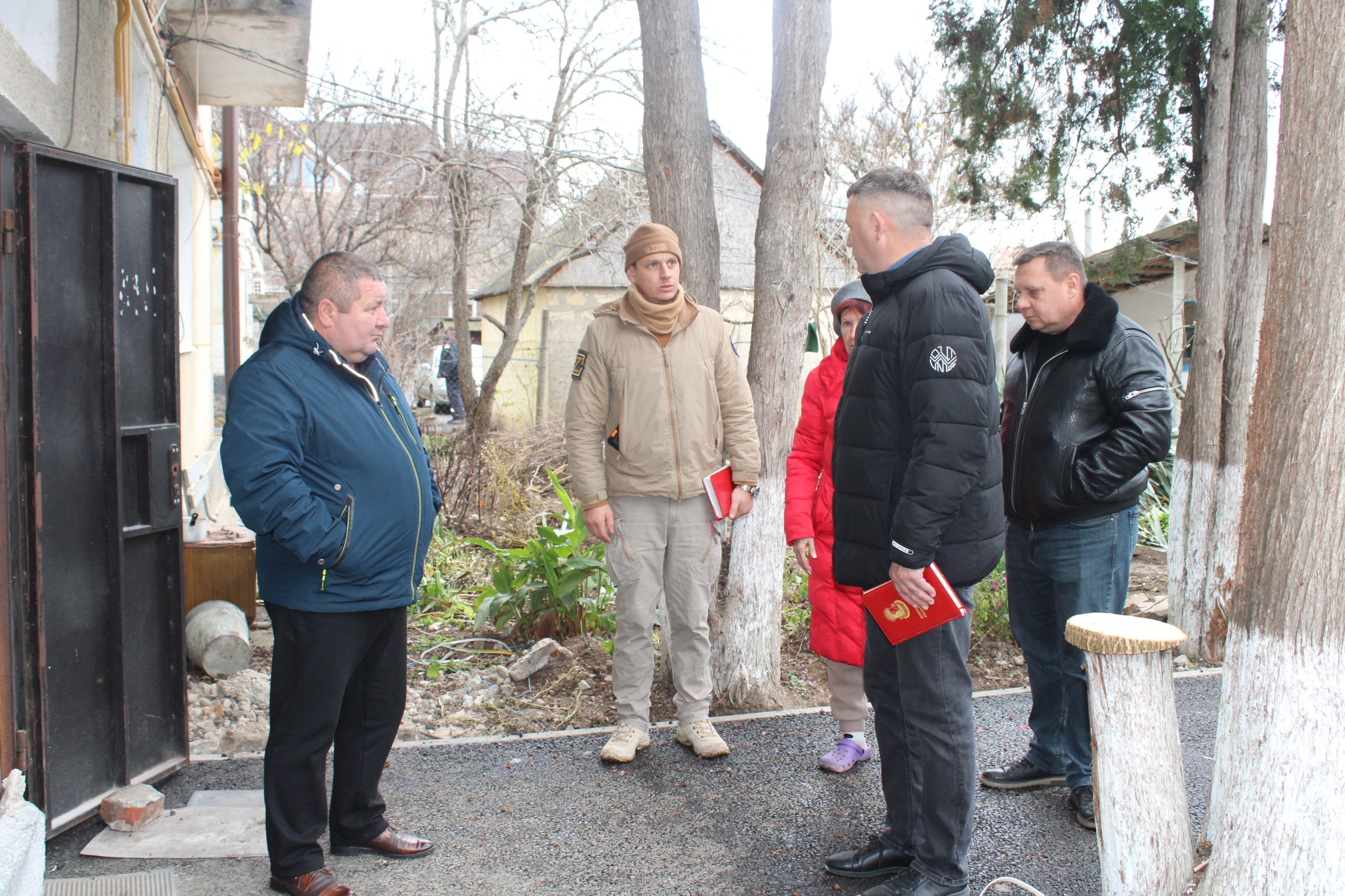 Глава администрации Ленинского района Игорь Крутьков совместно с первым заместителем главы Александром Саенко продолжают регулярные встречи с жителями района, которые позволяют оперативно реагировать на обращения и улучшать... Глава администрации Ленинского района Игорь Крутьков совместно с первым заместителем главы Александром Саенко продолжают регулярные встречи с жителями района, которые позволяют оперативно реагировать на обращения и улучшать...