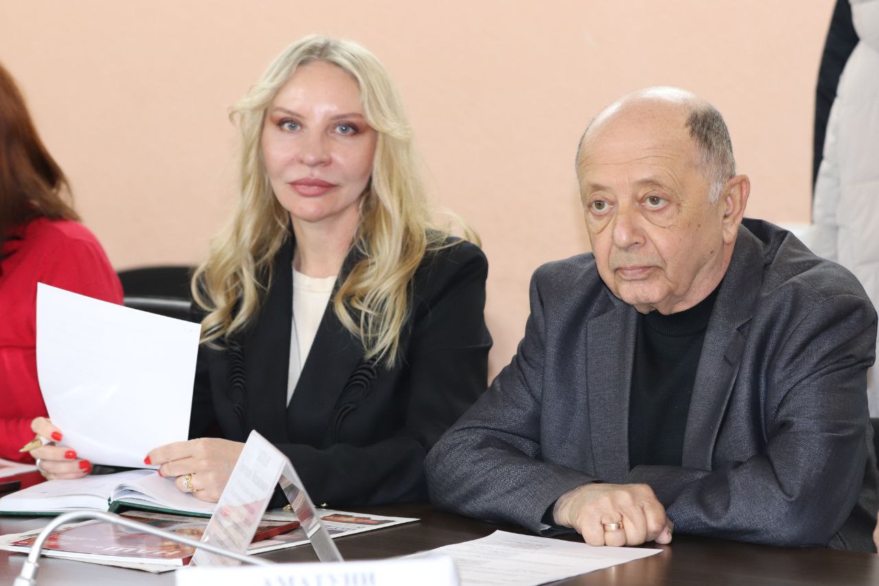 В Госкомнаце Крыма состоялось заседание Общественного совета при Госкомнаце Крыма В Госкомнаце Крыма состоялось заседание Общественного совета при Госкомнаце Крыма