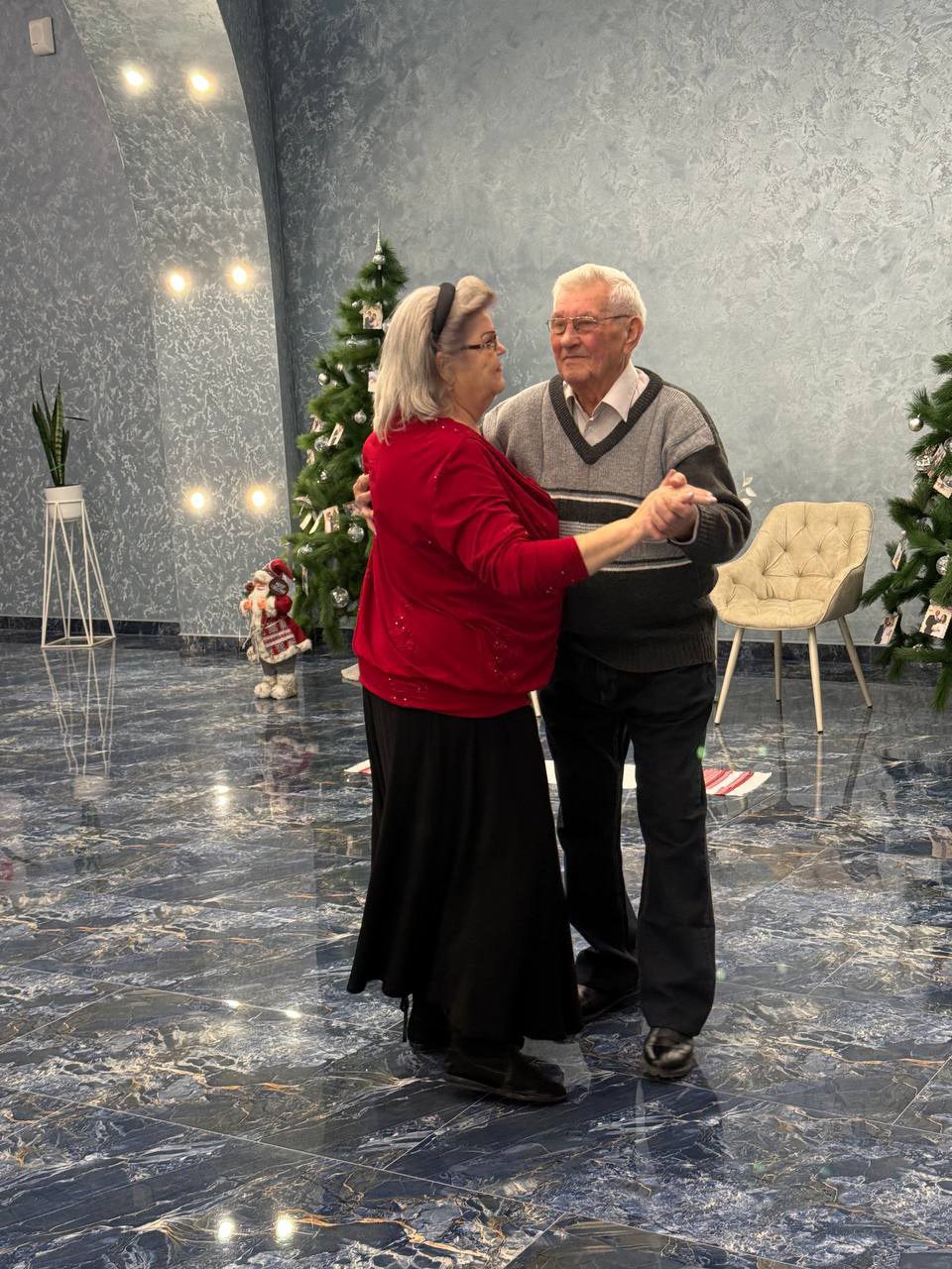 Отдел ЗАГС города Симферополя с теплотой и гордостью чествовал юбиляров семейной жизни – Леонида Николаевича и Валентину Владимировну Дроздовых, отметивших 55 лет совместного пути Отдел ЗАГС города Симферополя с теплотой и гордостью чествовал юбиляров семейной жизни – Леонида Николаевича и Валентину Владимировну Дроздовых, отметивших 55 лет совместного пути