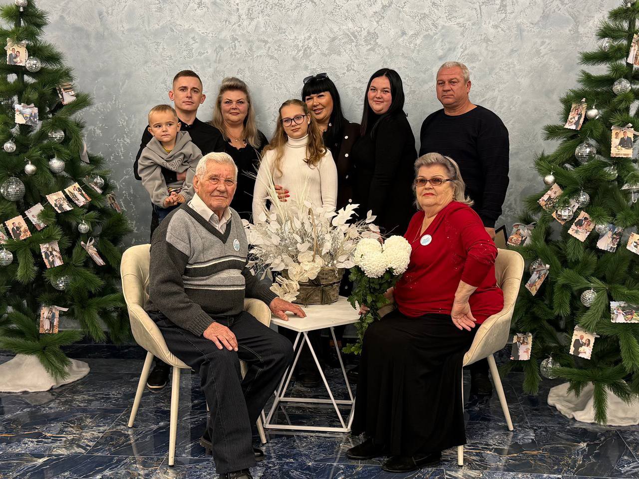 Отдел ЗАГС города Симферополя с теплотой и гордостью чествовал юбиляров семейной жизни – Леонида Николаевича и Валентину Владимировну Дроздовых, отметивших 55 лет совместного пути Отдел ЗАГС города Симферополя с теплотой и гордостью чествовал юбиляров семейной жизни – Леонида Николаевича и Валентину Владимировну Дроздовых, отметивших 55 лет совместного пути