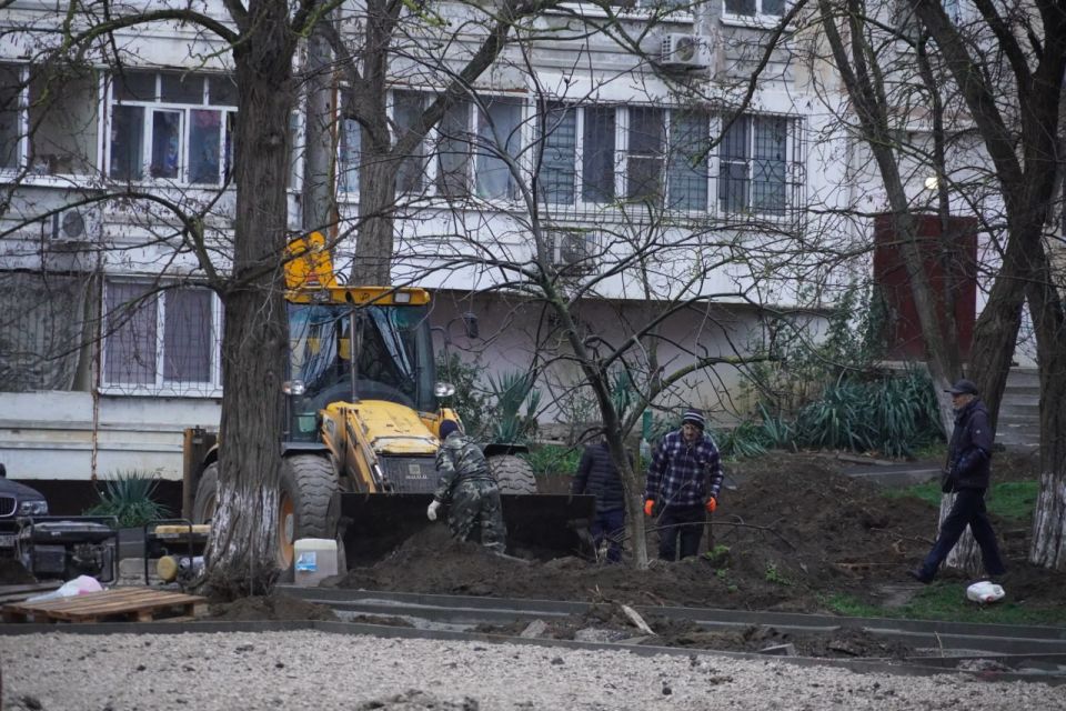 Глава администрации Олег Каторгин провел выездную встречу с активистами дома №16 по ул. Генерала Петрова. В этом дворе силами подрядной организации «СУ №7» ведется благоустройство Глава администрации Олег Каторгин провел выездную встречу с активистами дома №16 по ул. Генерала Петрова. В этом дворе силами подрядной организации «СУ №7» ведется благоустройство