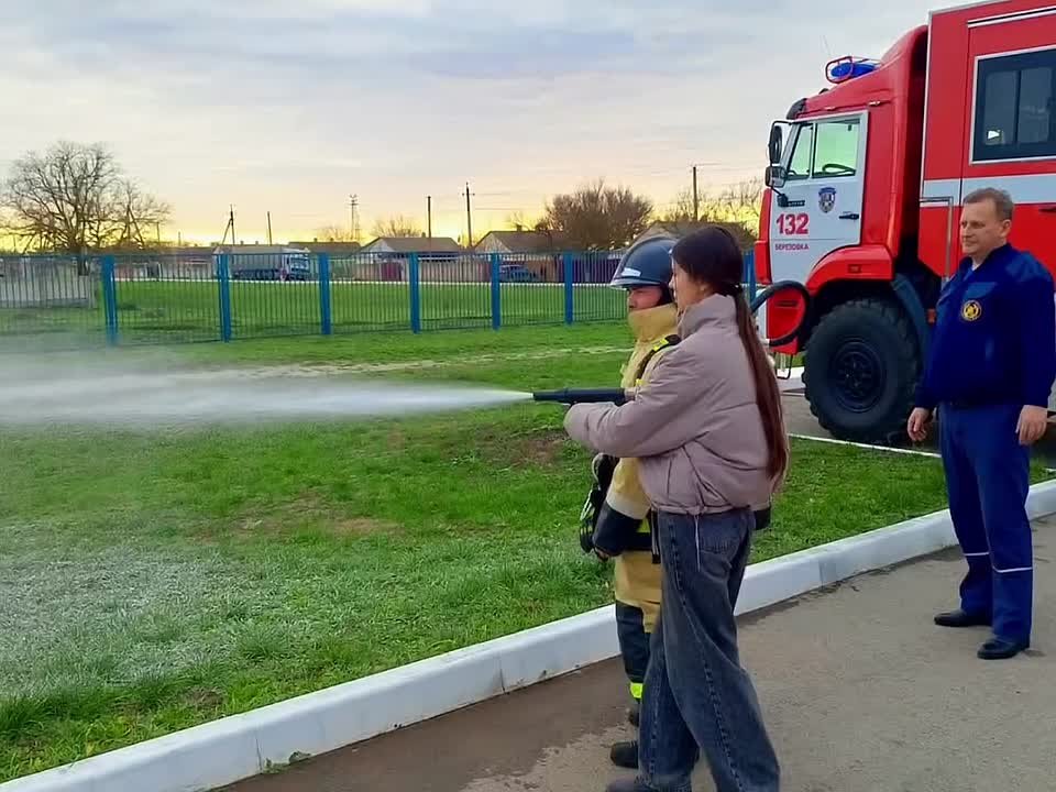 Дети в гостях у пожарных!. В преддверии Дня спасателя Российской Федерации сотрудники всех подведомственных МЧС Республики Крым учреждений проводят дни открытых дверей для школьников