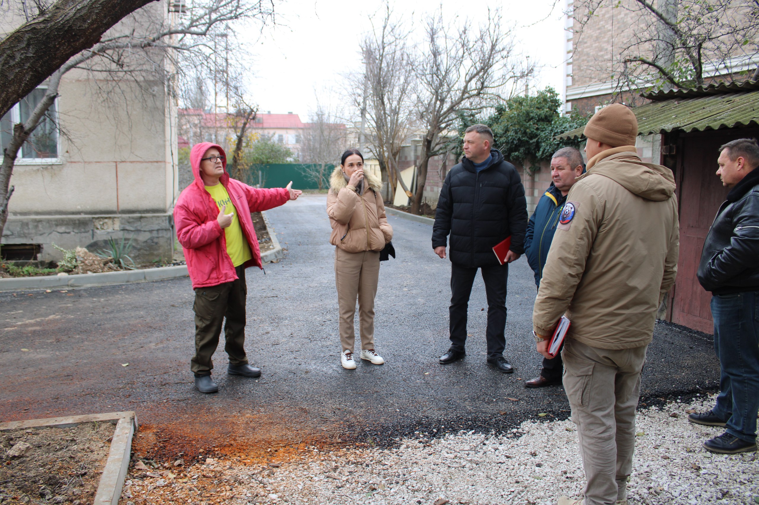 Глава администрации Ленинского района Игорь Крутьков совместно с первым заместителем главы Александром Саенко продолжают регулярные встречи с жителями района, которые позволяют оперативно реагировать на обращения и улучшать... Глава администрации Ленинского района Игорь Крутьков совместно с первым заместителем главы Александром Саенко продолжают регулярные встречи с жителями района, которые позволяют оперативно реагировать на обращения и улучшать...