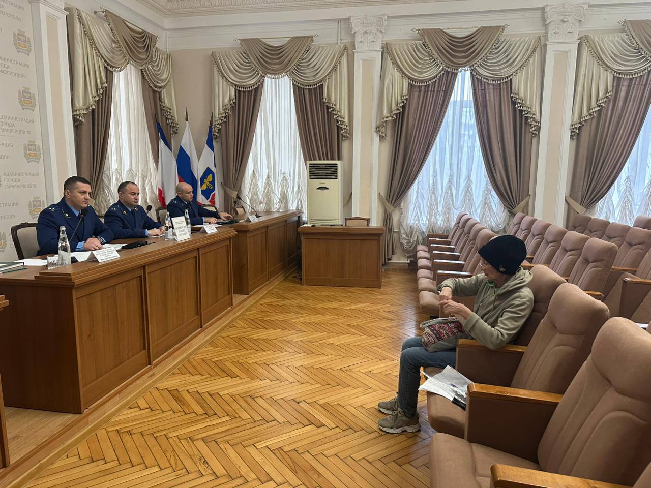 Заместитель прокурора Крыма Леонид Селивёрстов провел выездной прием жителей Симферополя Заместитель прокурора Крыма Леонид Селивёрстов провел выездной прием жителей Симферополя