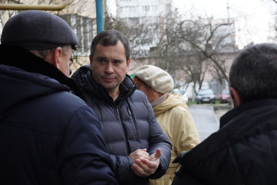 Глава администрации Олег Каторгин провел выездную встречу с активистами дома №16 по ул. Генерала Петрова. В этом дворе силами подрядной организации «СУ №7» ведется благоустройство Глава администрации Олег Каторгин провел выездную встречу с активистами дома №16 по ул. Генерала Петрова. В этом дворе силами подрядной организации «СУ №7» ведется благоустройство