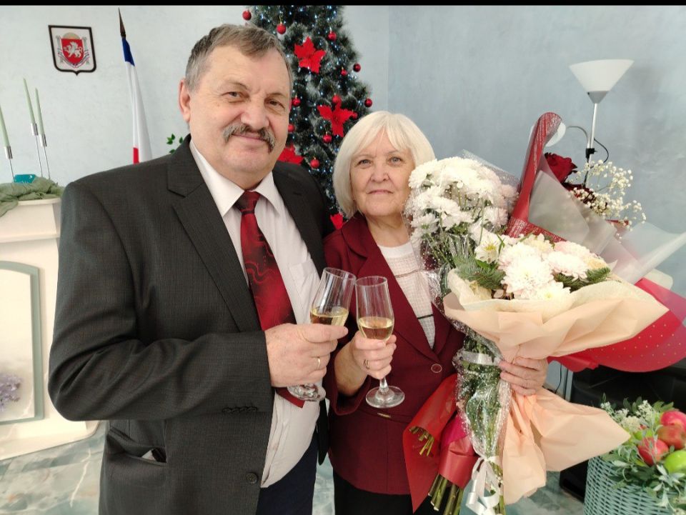 В уютном зале торжественных событий Нижнегорского районного отдела ЗАГС отметили знаменательную дату – 50-летие супружеской пары Сергея Аркадьевича и Ольги Геннадьевны Худяковых В уютном зале торжественных событий Нижнегорского районного отдела ЗАГС отметили знаменательную дату – 50-летие супружеской пары Сергея Аркадьевича и Ольги Геннадьевны Худяковых