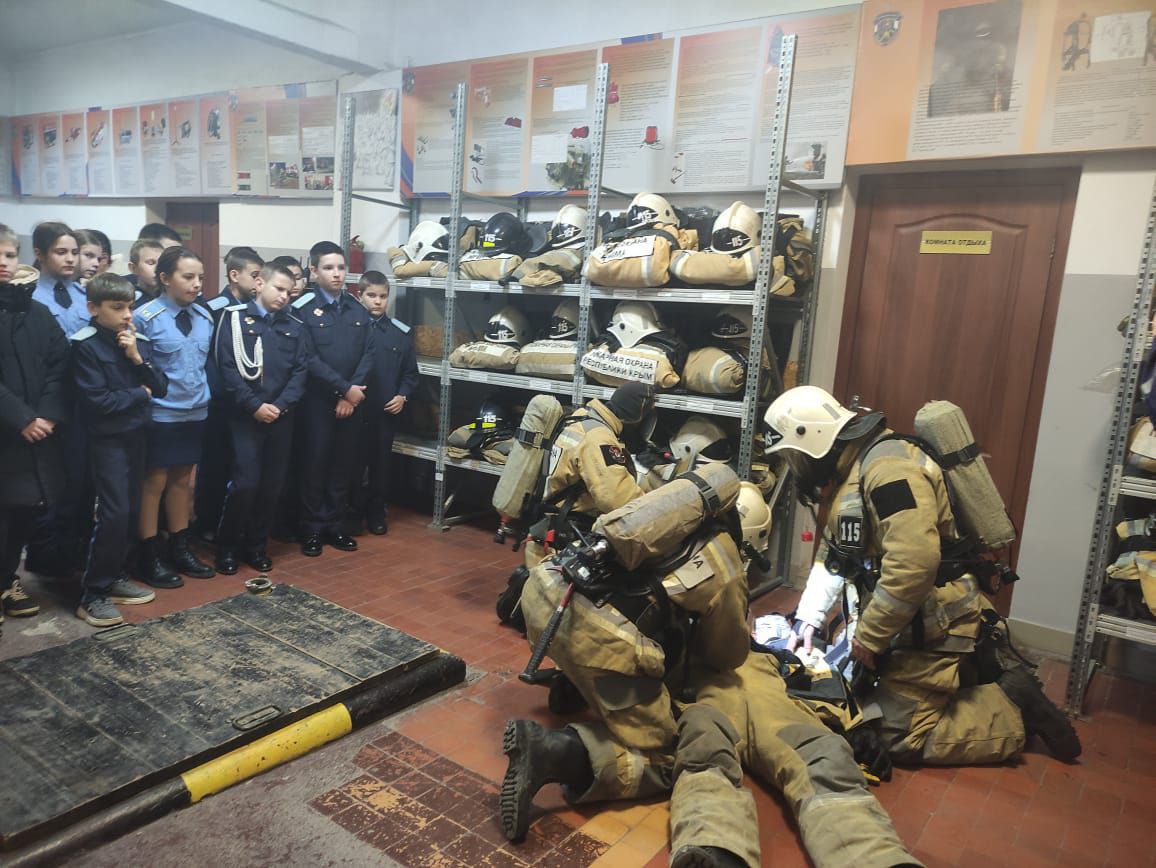 Дети в гостях у пожарных!. В преддверии Дня спасателя Российской Федерации сотрудники всех подведомственных МЧС Республики Крым учреждений проводят дни открытых дверей для школьников Дети в гостях у пожарных!. В преддверии Дня спасателя Российской Федерации сотрудники всех подведомственных МЧС Республики Крым учреждений проводят дни открытых дверей для школьников