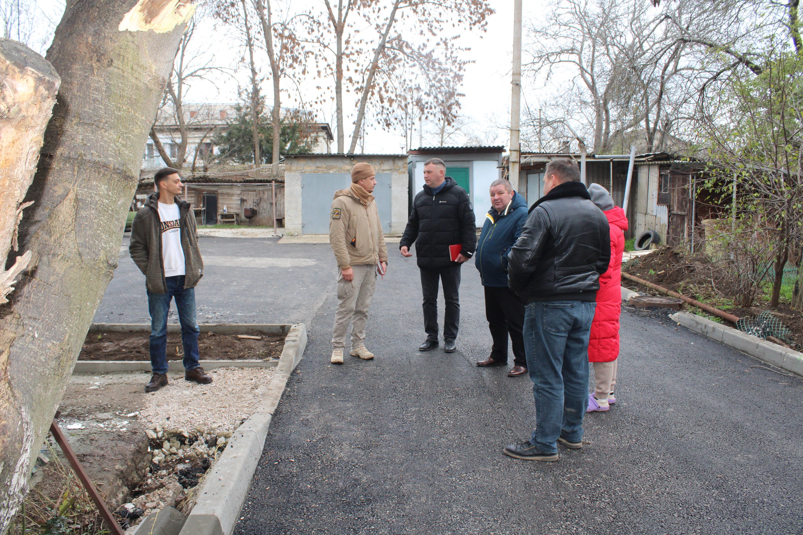 Глава администрации Ленинского района Игорь Крутьков совместно с первым заместителем главы Александром Саенко продолжают регулярные встречи с жителями района, которые позволяют оперативно реагировать на обращения и улучшать... Глава администрации Ленинского района Игорь Крутьков совместно с первым заместителем главы Александром Саенко продолжают регулярные встречи с жителями района, которые позволяют оперативно реагировать на обращения и улучшать...