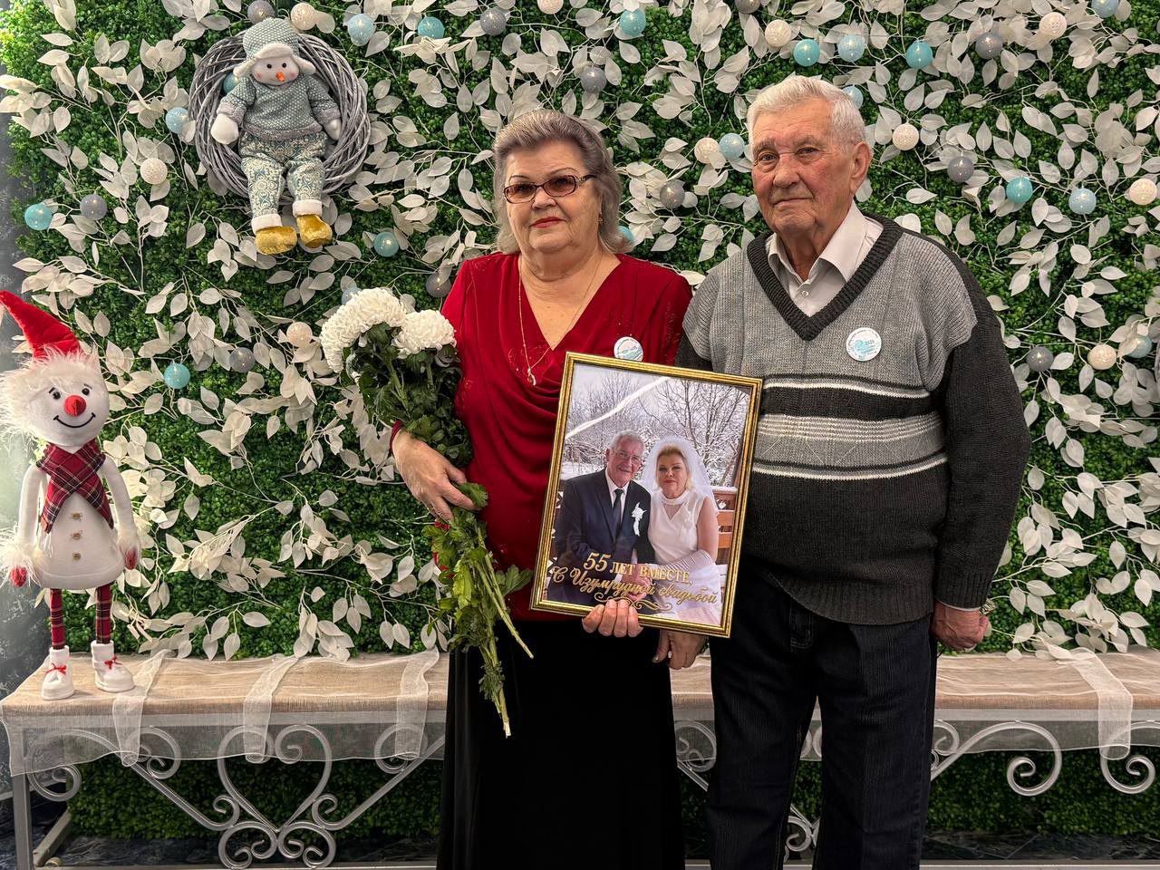 Отдел ЗАГС города Симферополя с теплотой и гордостью чествовал юбиляров семейной жизни – Леонида Николаевича и Валентину Владимировну Дроздовых, отметивших 55 лет совместного пути Отдел ЗАГС города Симферополя с теплотой и гордостью чествовал юбиляров семейной жизни – Леонида Николаевича и Валентину Владимировну Дроздовых, отметивших 55 лет совместного пути