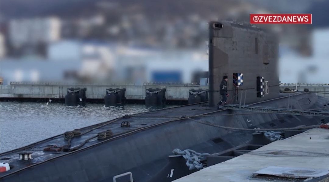Поразительно, но пресс-служба Черноморского флота даже записала видео рядом с подводной лодкой, которая подверглась атаке беспилотника Поразительно, но пресс-служба Черноморского флота даже записала видео рядом с подводной лодкой, которая подверглась атаке беспилотника