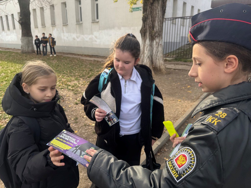 В школе № 28 города Симферополя родительский патруль на постоянной основе ведёт работу по предупреждению детского дорожно-транспортного травматизма при активном участии юных инспекторов движения школы В школе № 28 города Симферополя родительский патруль на постоянной основе ведёт работу по предупреждению детского дорожно-транспортного травматизма при активном участии юных инспекторов движения школы