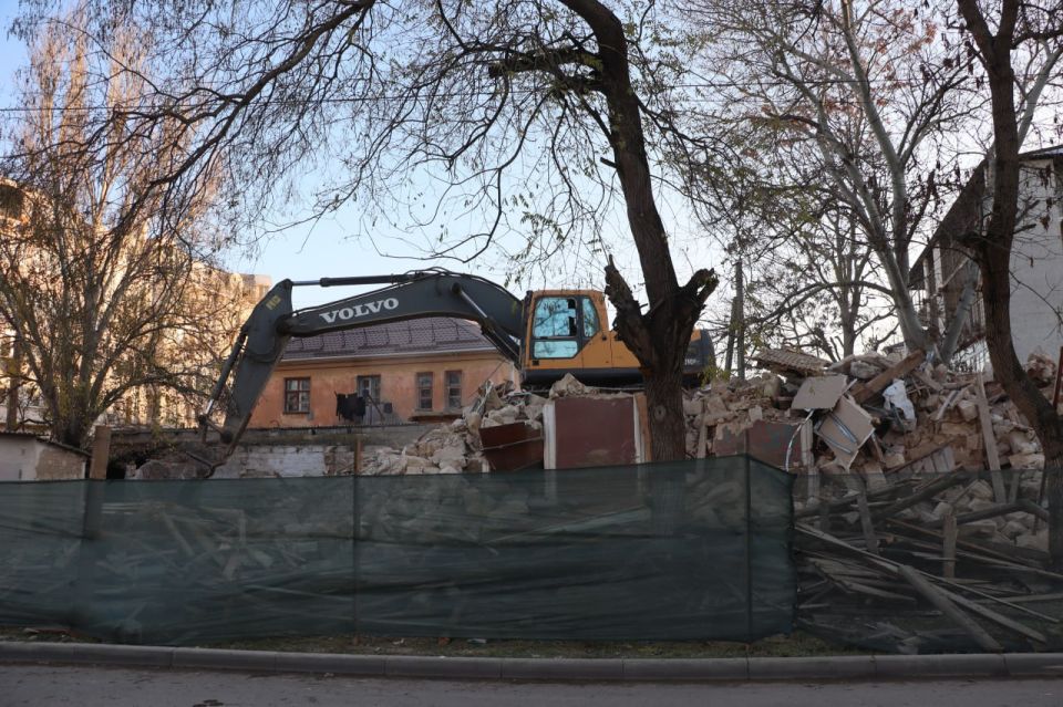 В Керчи продолжаются работы по сносу аварийных домов В Керчи продолжаются работы по сносу аварийных домов