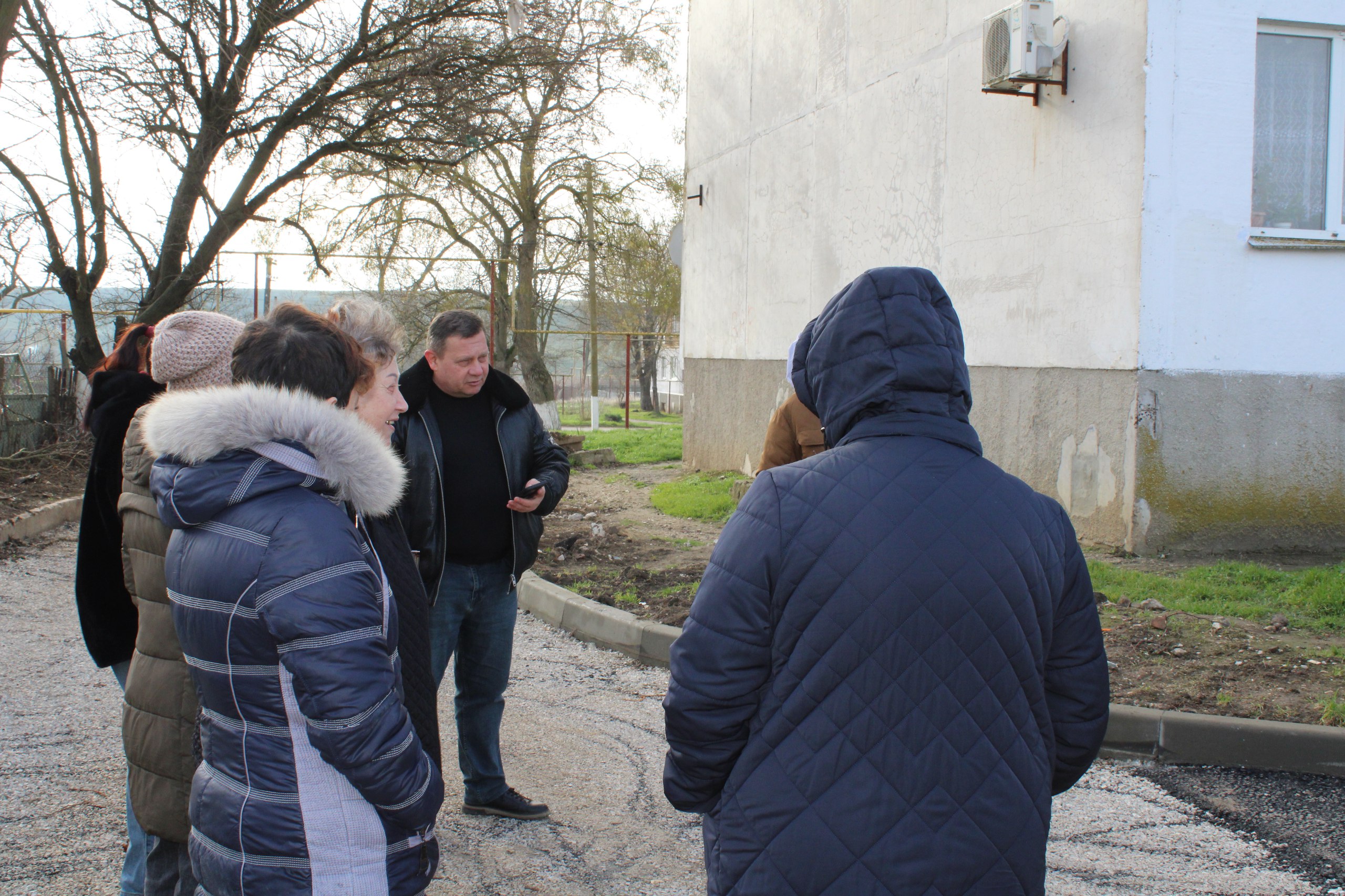 Александр Саенко, первый заместитель главы районной администрации, продолжает встречи с жителями района, оперативно реагируя на поступающие обращения граждан Александр Саенко, первый заместитель главы районной администрации, продолжает встречи с жителями района, оперативно реагируя на поступающие обращения граждан