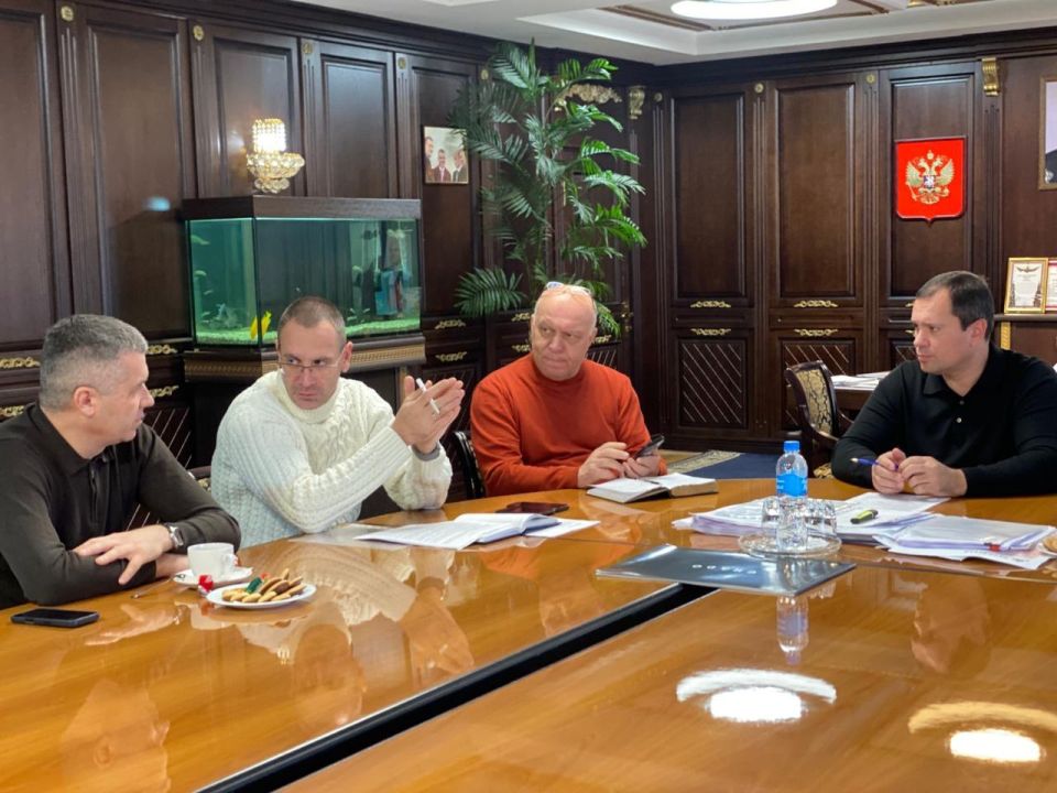 Глава администрации Керчи Олег Каторгин провёл рабочее совещание с генеральным директором ГУП РК «Вода Крыма» Максимом Новиком, руководителем Керченского филиала Алексеем Котом, депутатом Государственного Совета Республики... Глава администрации Керчи Олег Каторгин провёл рабочее совещание с генеральным директором ГУП РК «Вода Крыма» Максимом Новиком, руководителем Керченского филиала Алексеем Котом, депутатом Государственного Совета Республики...