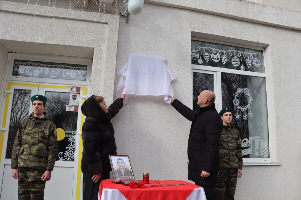 В Керчи открыли мемориальную доску в честь участника спецоперации Валерия Грача В Керчи открыли мемориальную доску в честь участника спецоперации Валерия Грача