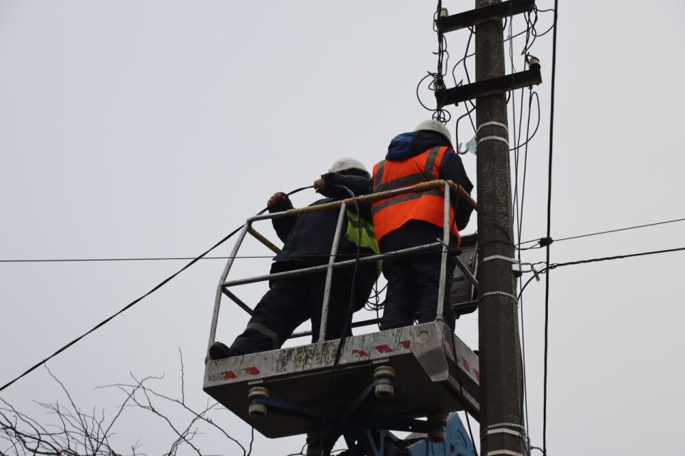 По поручению главы администрации Керчи Олега Каторгина сотрудники предприятия «Горсвет-Керчь» установили фонарь на подходах к тоннелю в районе Вокзального шоссе По поручению главы администрации Керчи Олега Каторгина сотрудники предприятия «Горсвет-Керчь» установили фонарь на подходах к тоннелю в районе Вокзального шоссе