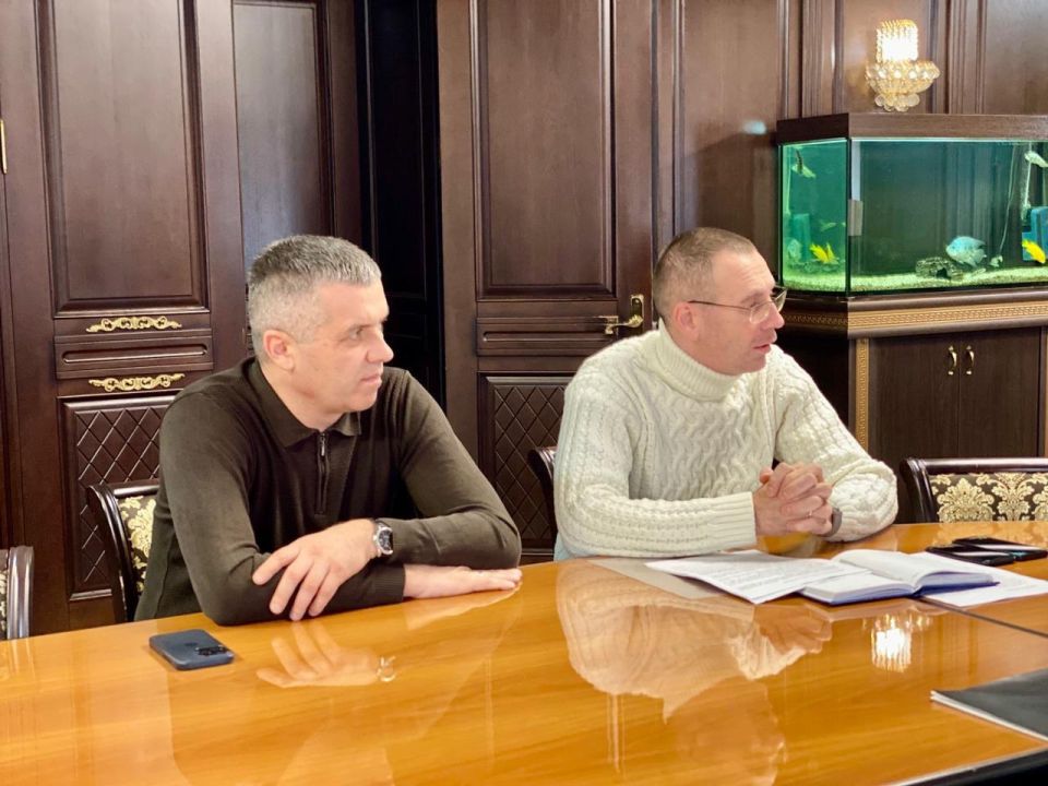 Глава администрации Керчи Олег Каторгин провёл рабочее совещание с генеральным директором ГУП РК «Вода Крыма» Максимом Новиком, руководителем Керченского филиала Алексеем Котом, депутатом Государственного Совета Республики... Глава администрации Керчи Олег Каторгин провёл рабочее совещание с генеральным директором ГУП РК «Вода Крыма» Максимом Новиком, руководителем Керченского филиала Алексеем Котом, депутатом Государственного Совета Республики...