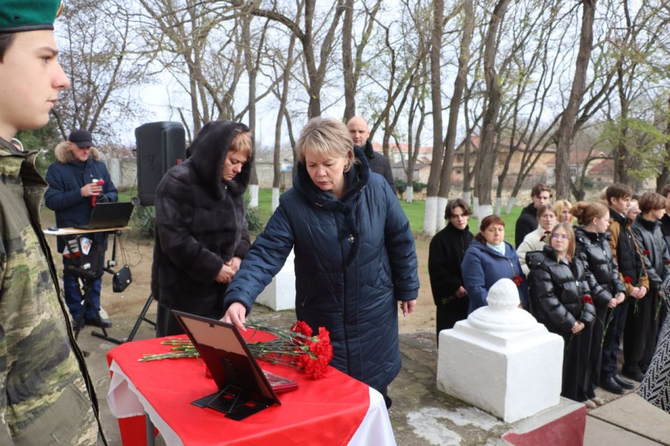 В Керчи открыли мемориальную доску в честь участника спецоперации Валерия Грача В Керчи открыли мемориальную доску в честь участника спецоперации Валерия Грача