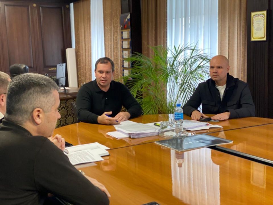 Глава администрации Керчи Олег Каторгин провёл рабочее совещание с генеральным директором ГУП РК «Вода Крыма» Максимом Новиком, руководителем Керченского филиала Алексеем Котом, депутатом Государственного Совета Республики...