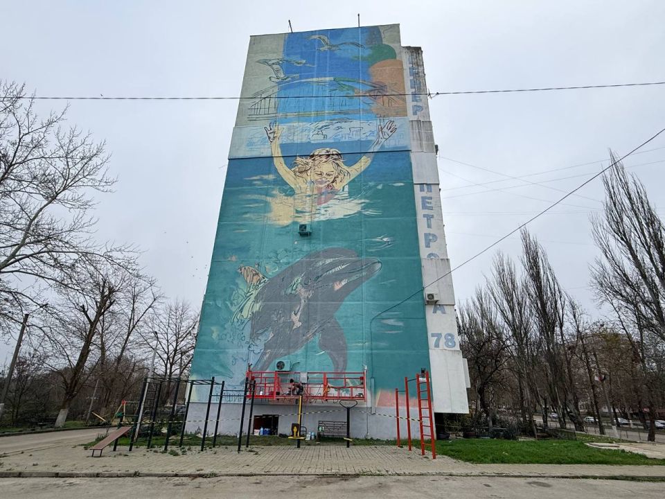 В Керчи украшают фасад многоквартирного дома