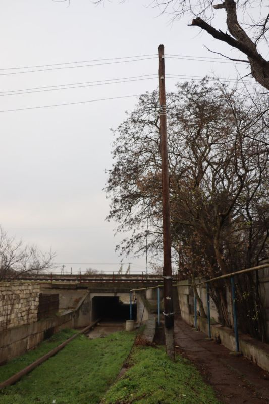 По поручению главы администрации Керчи Олега Каторгина сотрудники предприятия «Горсвет-Керчь» установили фонарь на подходах к тоннелю в районе Вокзального шоссе По поручению главы администрации Керчи Олега Каторгина сотрудники предприятия «Горсвет-Керчь» установили фонарь на подходах к тоннелю в районе Вокзального шоссе