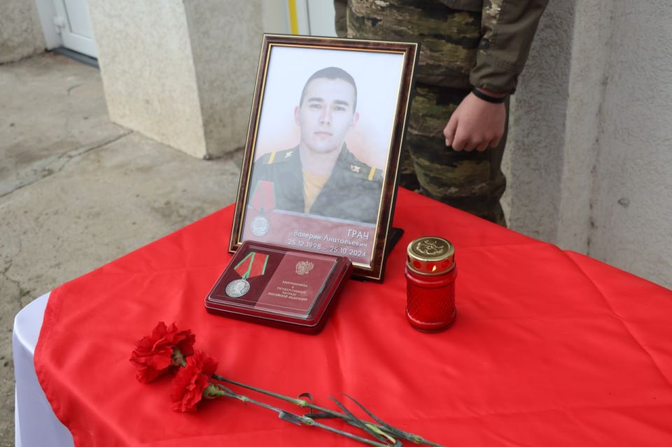 В Керчи открыли мемориальную доску в честь участника спецоперации Валерия Грача В Керчи открыли мемориальную доску в честь участника спецоперации Валерия Грача