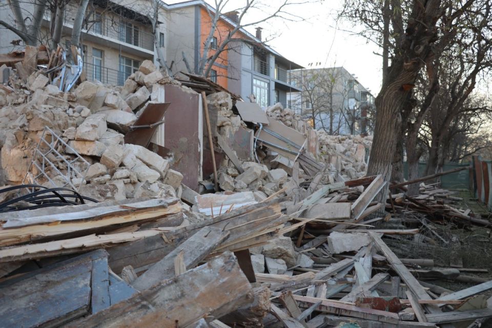 В Керчи продолжаются работы по сносу аварийных домов В Керчи продолжаются работы по сносу аварийных домов