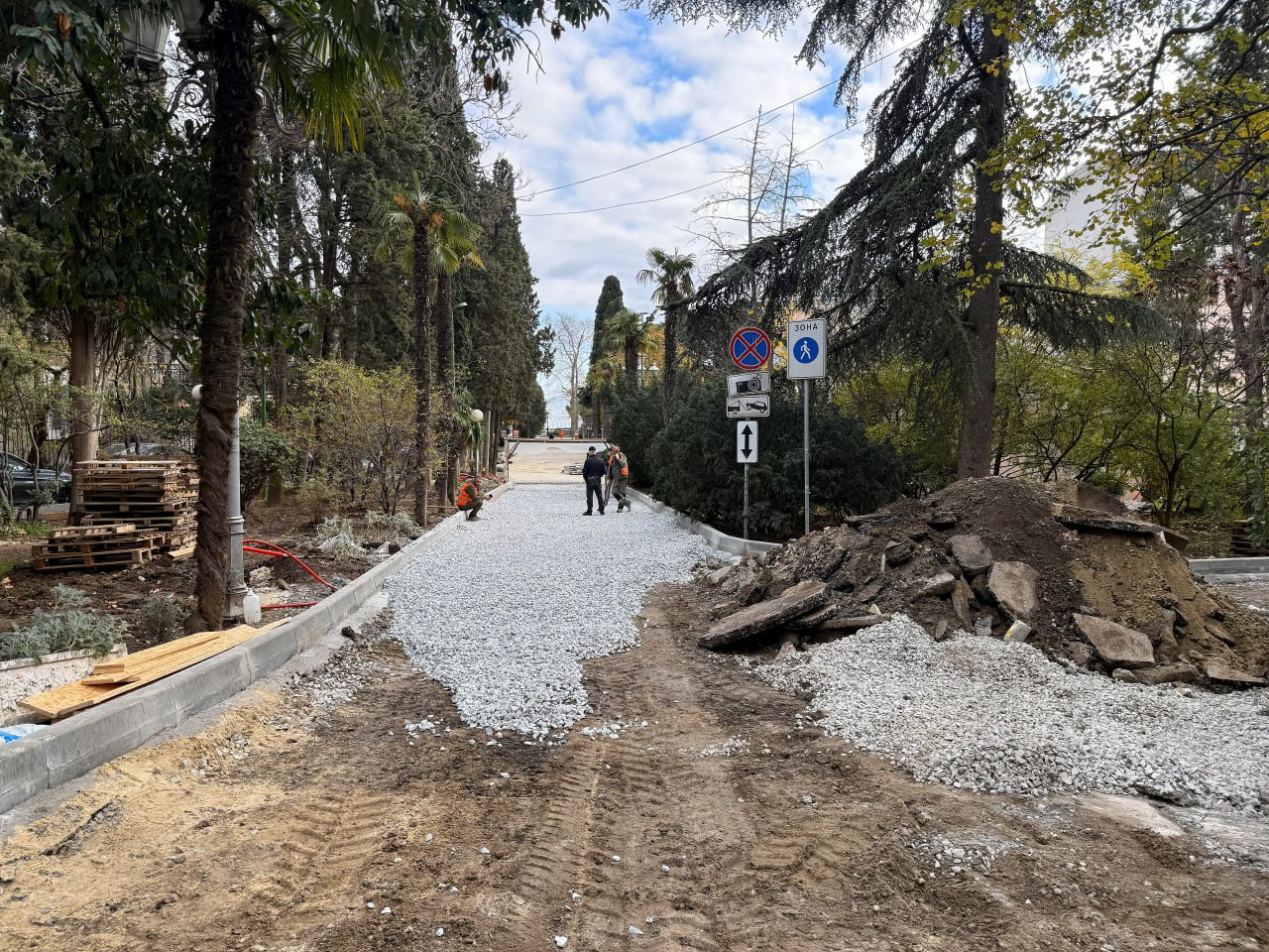 Янина Павленко: Сегодня же вместе с министром жилищно-коммунального хозяйства Республики Захаром Владимировичем Щегленко осмотрели два объекта, которые мы благоустраиваем в рамках программы «Формирование комфортной... Янина Павленко: Сегодня же вместе с министром жилищно-коммунального хозяйства Республики Захаром Владимировичем Щегленко осмотрели два объекта, которые мы благоустраиваем в рамках программы «Формирование комфортной...