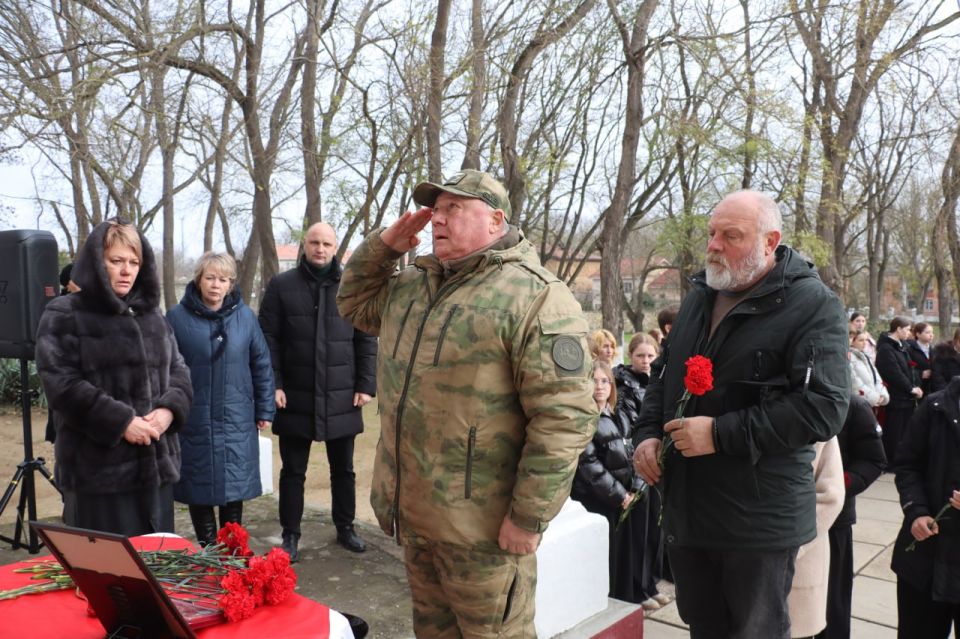 В Керчи открыли мемориальную доску в честь участника спецоперации Валерия Грача В Керчи открыли мемориальную доску в честь участника спецоперации Валерия Грача