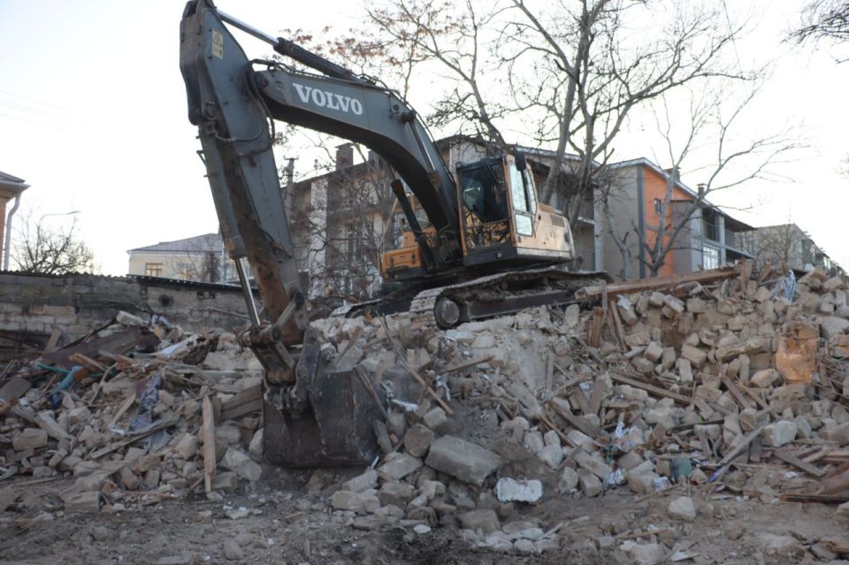 В Керчи продолжаются работы по сносу аварийных домов В Керчи продолжаются работы по сносу аварийных домов