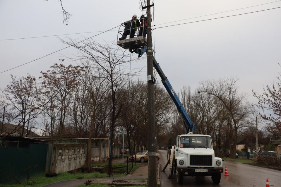 По поручению главы администрации Керчи Олега Каторгина сотрудники предприятия «Горсвет-Керчь» установили фонарь на подходах к тоннелю в районе Вокзального шоссе По поручению главы администрации Керчи Олега Каторгина сотрудники предприятия «Горсвет-Керчь» установили фонарь на подходах к тоннелю в районе Вокзального шоссе