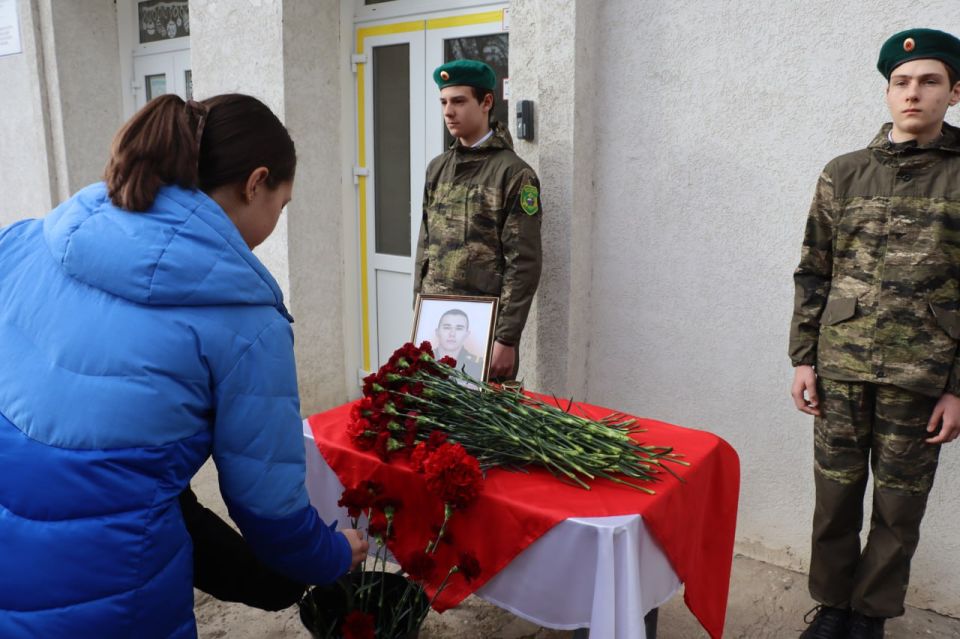 В Керчи открыли мемориальную доску в честь участника спецоперации Валерия Грача В Керчи открыли мемориальную доску в честь участника спецоперации Валерия Грача