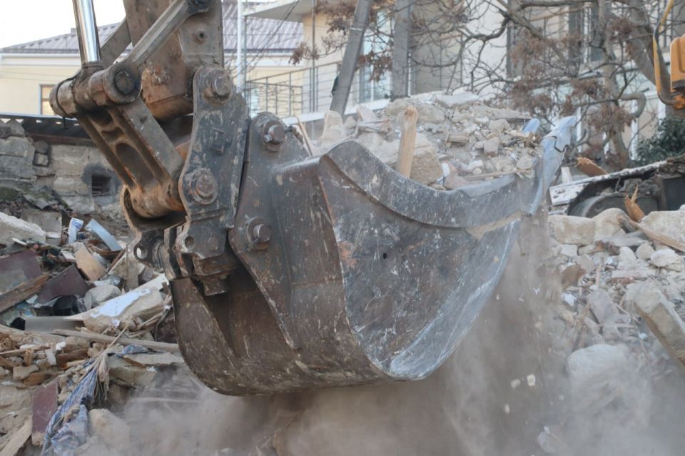 В Керчи продолжаются работы по сносу аварийных домов В Керчи продолжаются работы по сносу аварийных домов