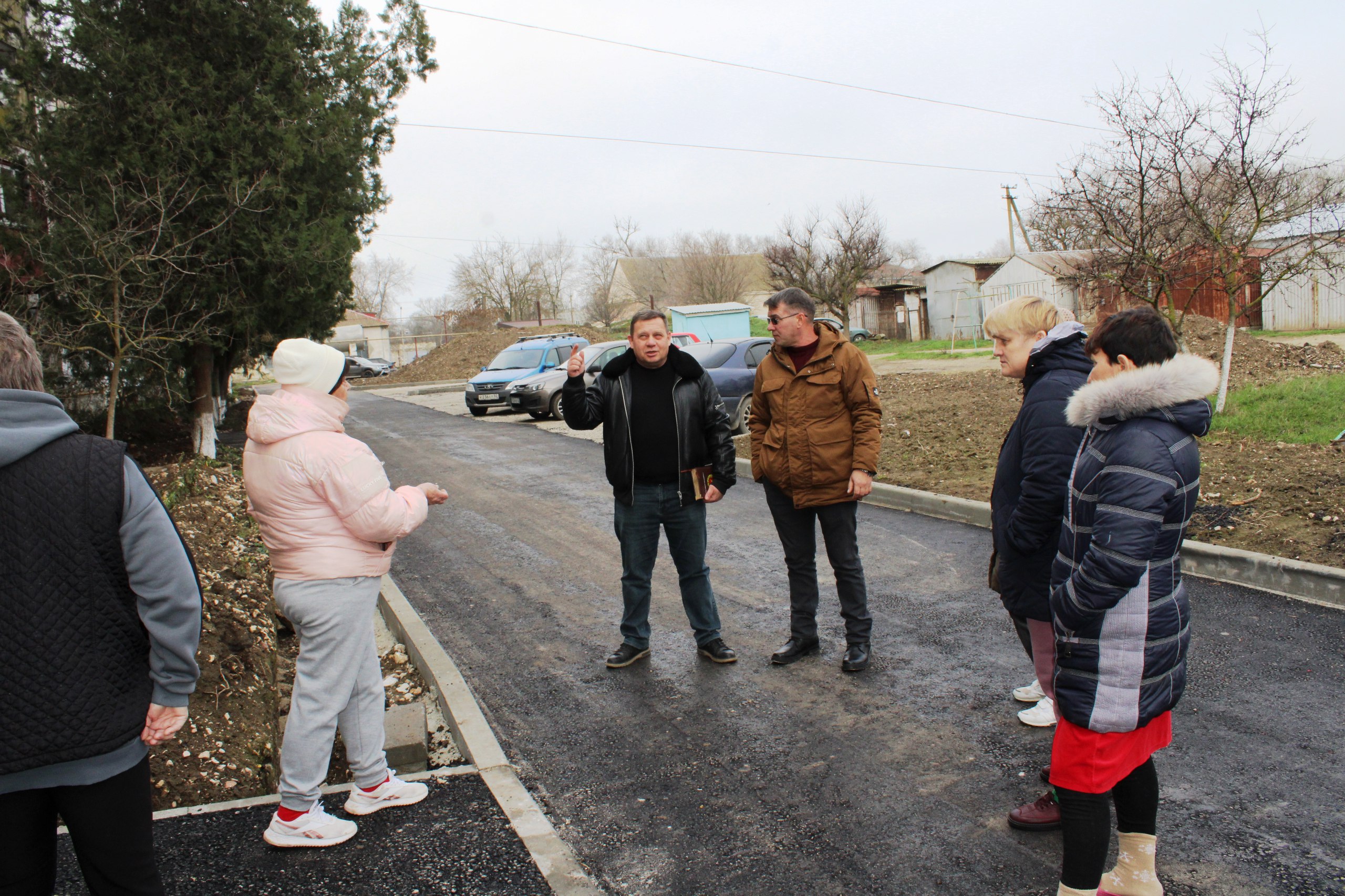 Александр Саенко, первый заместитель главы районной администрации, продолжает встречи с жителями района, оперативно реагируя на поступающие обращения граждан Александр Саенко, первый заместитель главы районной администрации, продолжает встречи с жителями района, оперативно реагируя на поступающие обращения граждан
