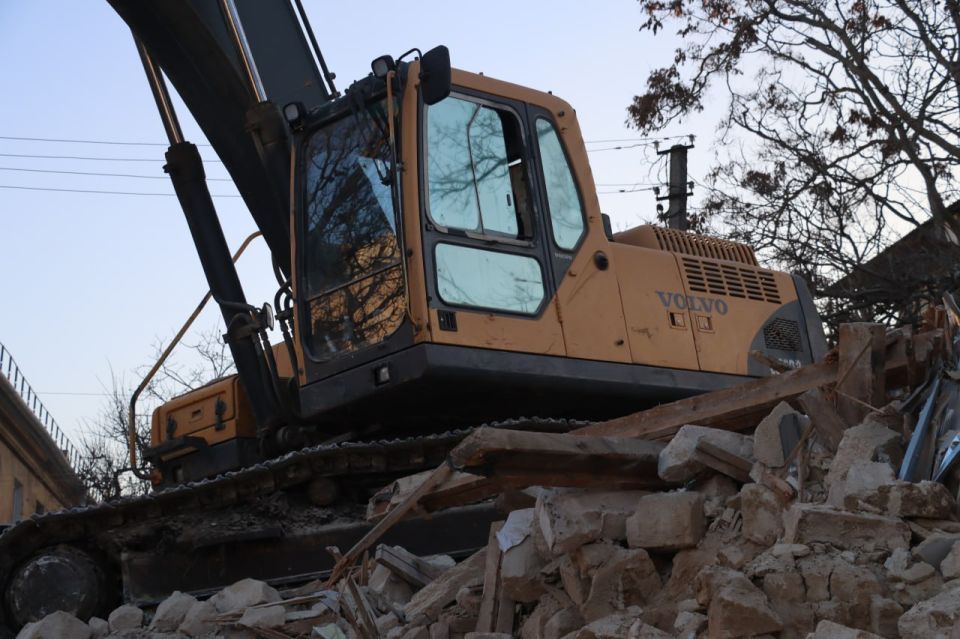 В Керчи продолжаются работы по сносу аварийных домов В Керчи продолжаются работы по сносу аварийных домов