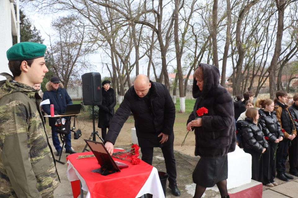 В Керчи открыли мемориальную доску в честь участника спецоперации Валерия Грача В Керчи открыли мемориальную доску в честь участника спецоперации Валерия Грача