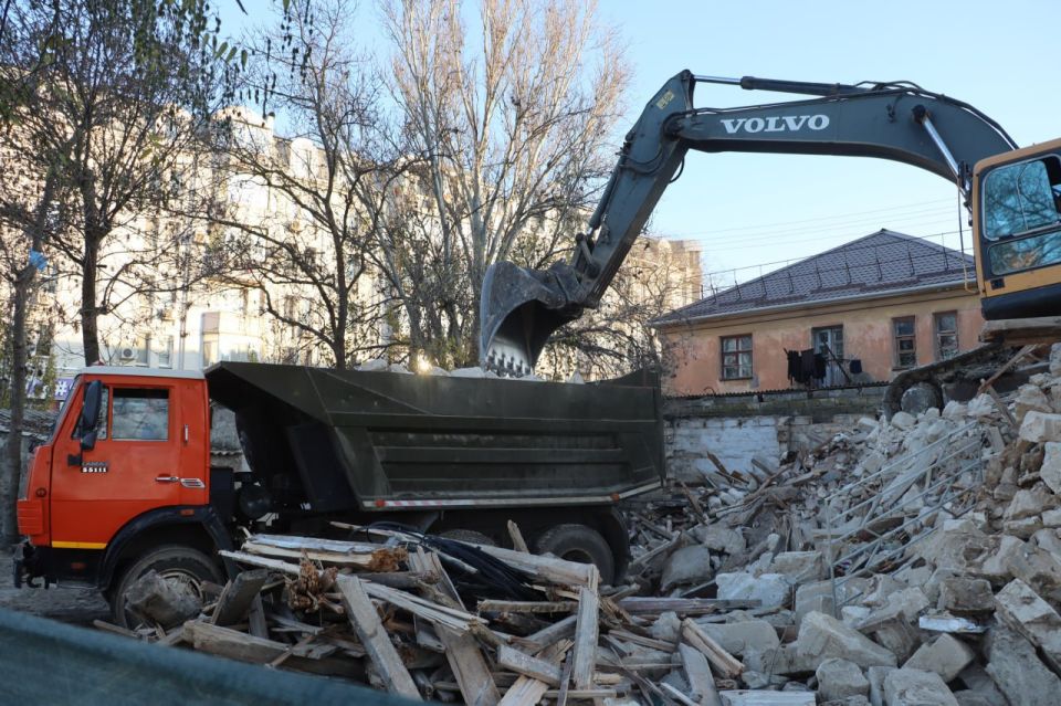 В Керчи продолжаются работы по сносу аварийных домов В Керчи продолжаются работы по сносу аварийных домов