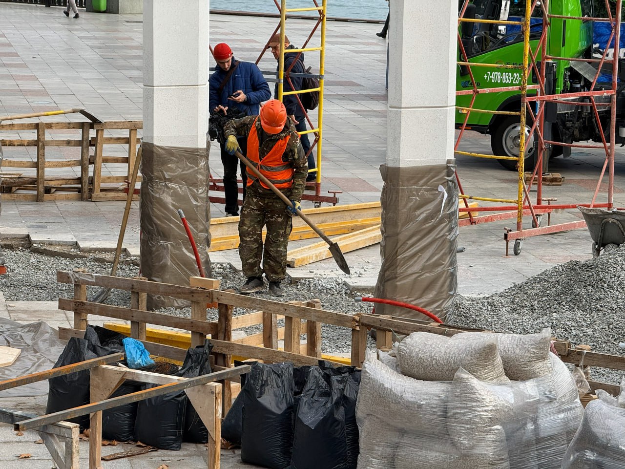 Янина Павленко: Сегодня же вместе с министром жилищно-коммунального хозяйства Республики Захаром Владимировичем Щегленко осмотрели два объекта, которые мы благоустраиваем в рамках программы «Формирование комфортной... Янина Павленко: Сегодня же вместе с министром жилищно-коммунального хозяйства Республики Захаром Владимировичем Щегленко осмотрели два объекта, которые мы благоустраиваем в рамках программы «Формирование комфортной...