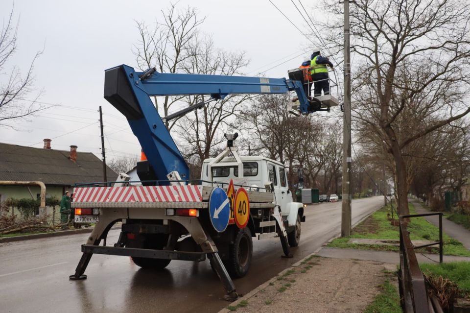 По поручению главы администрации Керчи Олега Каторгина сотрудники предприятия «Горсвет-Керчь» установили фонарь на подходах к тоннелю в районе Вокзального шоссе По поручению главы администрации Керчи Олега Каторгина сотрудники предприятия «Горсвет-Керчь» установили фонарь на подходах к тоннелю в районе Вокзального шоссе