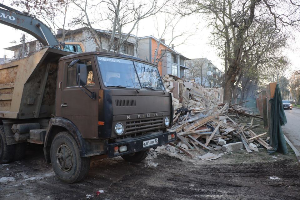В Керчи продолжаются работы по сносу аварийных домов В Керчи продолжаются работы по сносу аварийных домов