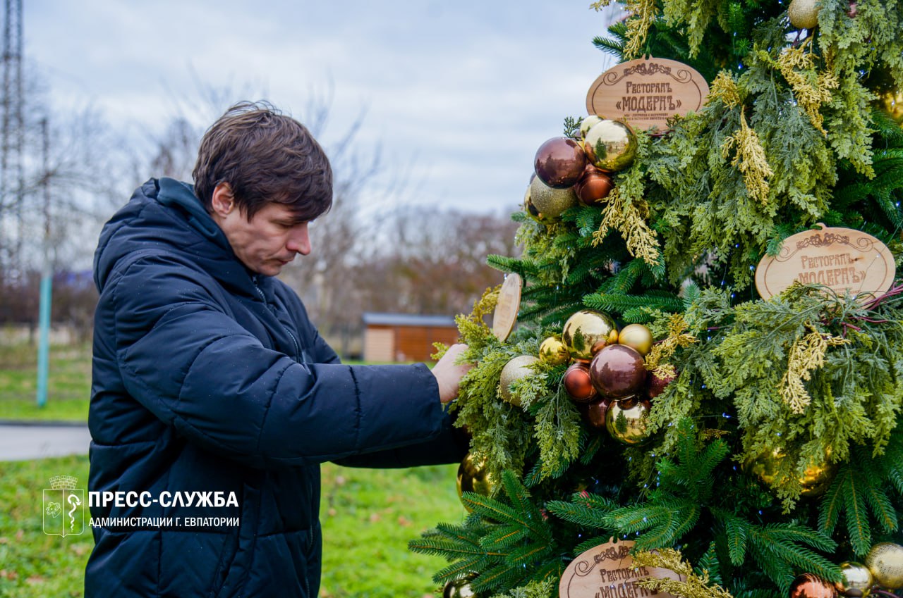 Фестивальную площадь украшают к Новому году Фестивальную площадь украшают к Новому году