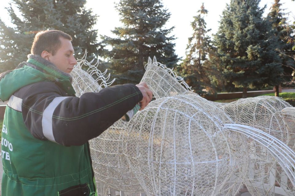 Завершаются последние приготовления к Новому году Завершаются последние приготовления к Новому году