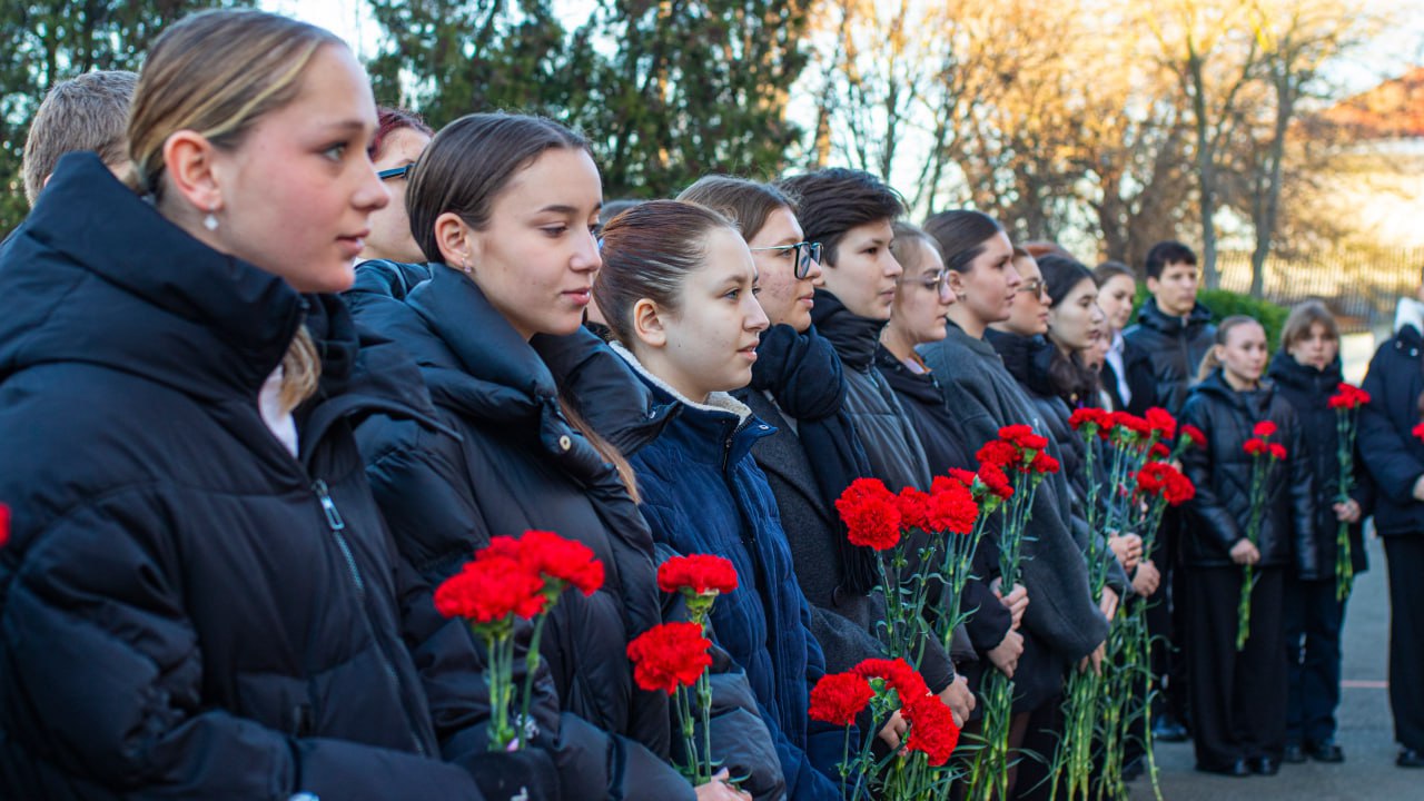 В Симферополе открыли мемориальную доску в память о Герое Советского Союза Валентине Андреевиче Карлове В Симферополе открыли мемориальную доску в память о Герое Советского Союза Валентине Андреевиче Карлове