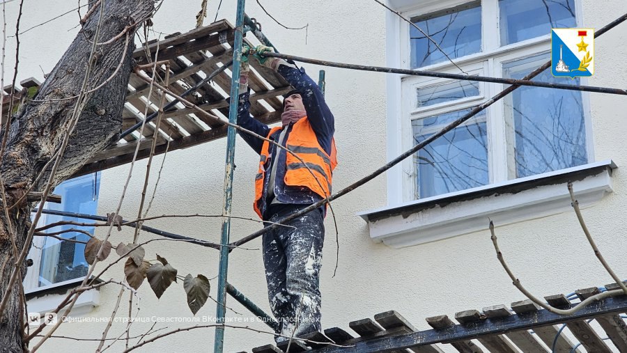 Завершаем ремонт фасада в доме на улице Терлецкого, 10 в Балаклаве Завершаем ремонт фасада в доме на улице Терлецкого, 10 в Балаклаве