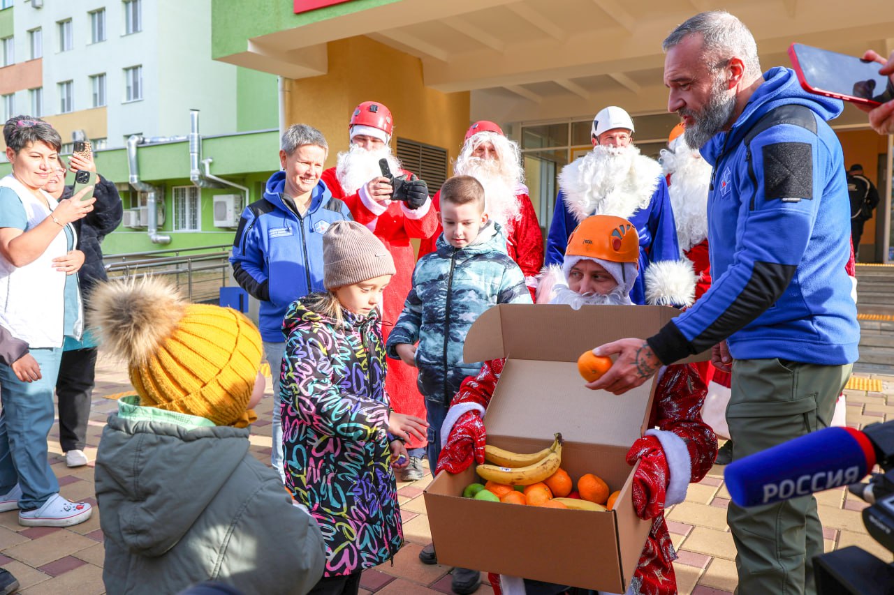 Новогодний десант: спасатели МЧС России и волонтёры создали сказку пациентам Республиканской детской клинической больницы Новогодний десант: спасатели МЧС России и волонтёры создали сказку пациентам Республиканской детской клинической больницы