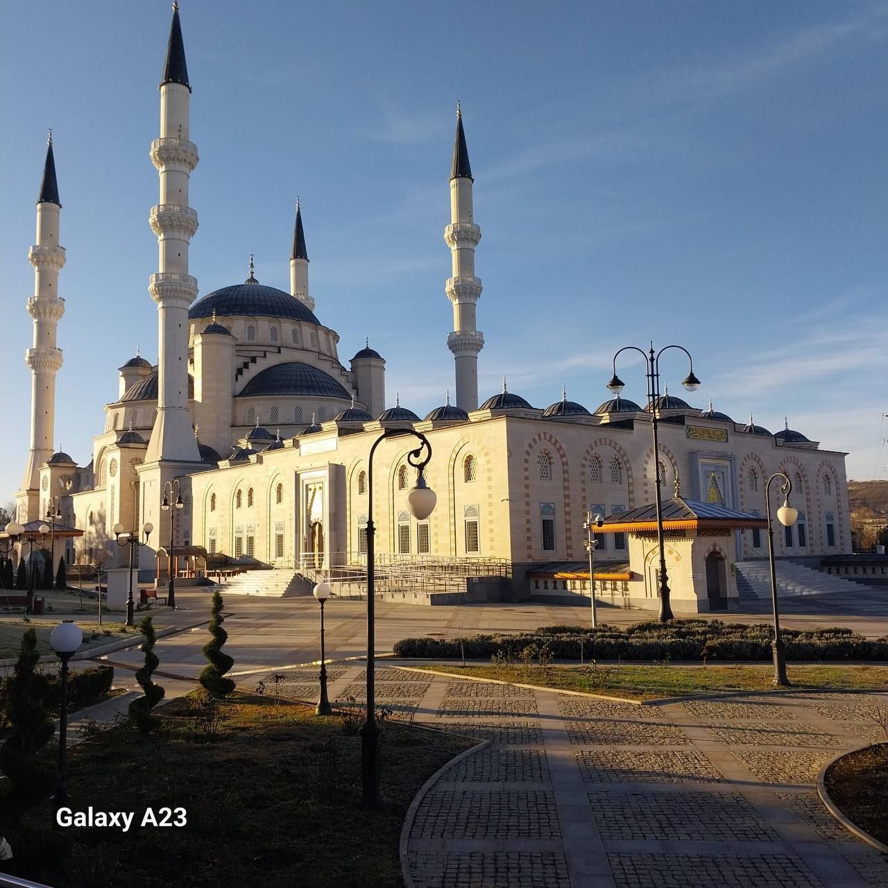 Участники международного «круглого стола» «Развитие связей крымских татар с соотечественниками за рубежом» посетили Соборную мечеть Участники международного «круглого стола» «Развитие связей крымских татар с соотечественниками за рубежом» посетили Соборную мечеть